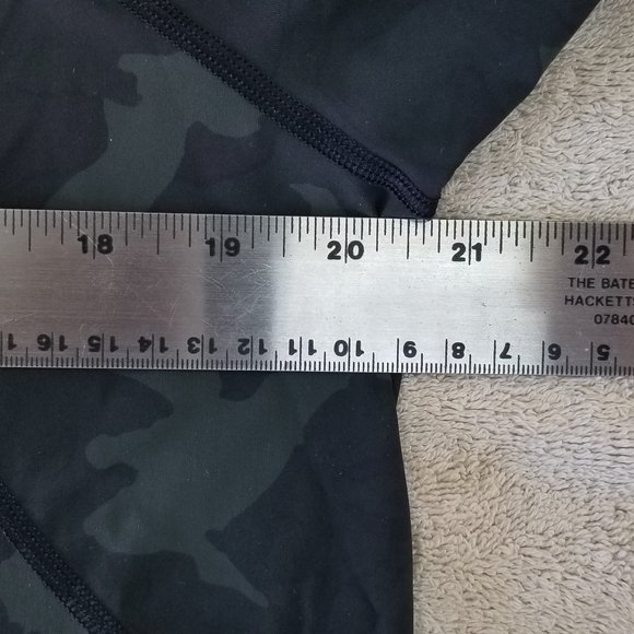 Lululemon Outrun the Heat Short Sleeve Incognito Camo Multi Gator Green 10 EUC - Picture 4 of 10